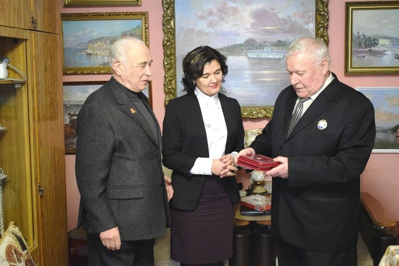 Известный камышинский пейзажист Павел Бутяев награжден памятным знаком губернатора «80 лет Победы в Сталинградской битве»