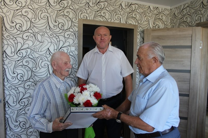 Власти Камышина поздравили участника Великой Отечественной войны Фотия Калиновича Сюзева со 104-м днем рождения