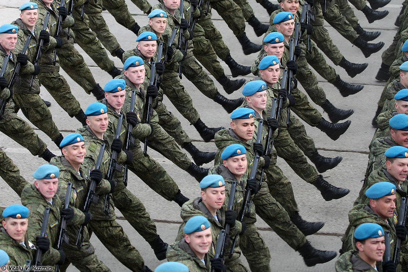 Лучшие камышинские десантники тренируются чеканить шаг перед участием в параде 9 мая в Волгограде