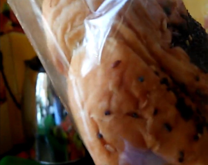 Хлебокомбинат продает «Вкусняшку» с тараканами в Камышине