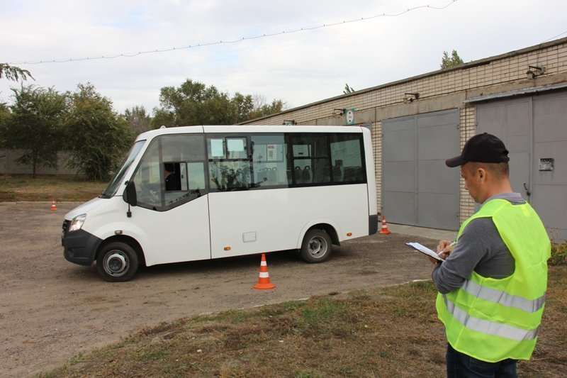 Водители муниципальной автоколонны Камышина посоревновались, кто лучше водит газели «Next» и автобусы «ПАЗ»
