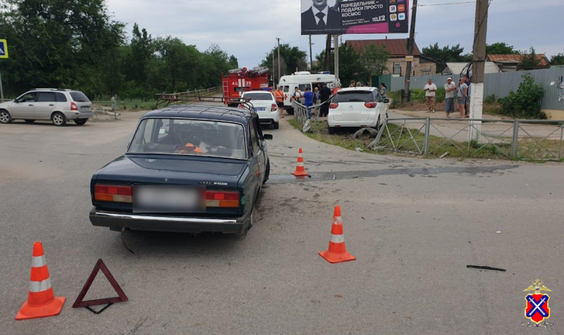 На трассе между Камышином и Волгоградом 85-летний пенсионер за рулем «семерки» спровоцировал столкновение, двух водителей увезли «скорые»