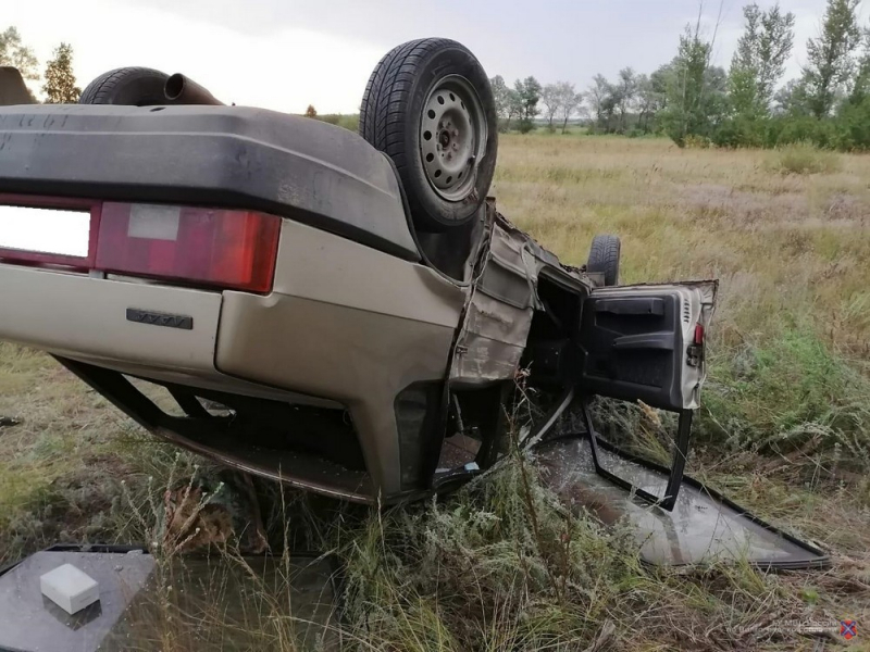 На дороге между Жирновском и Камышином водитель «уронил» кубарем легковушку в кювет и попал к хирургам вместе с пассажиркой