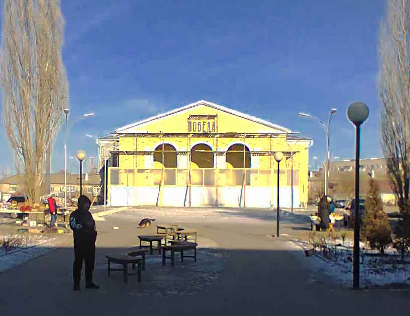 Камышане не оценили цвета фасада обновленного ТЦ «Победа»