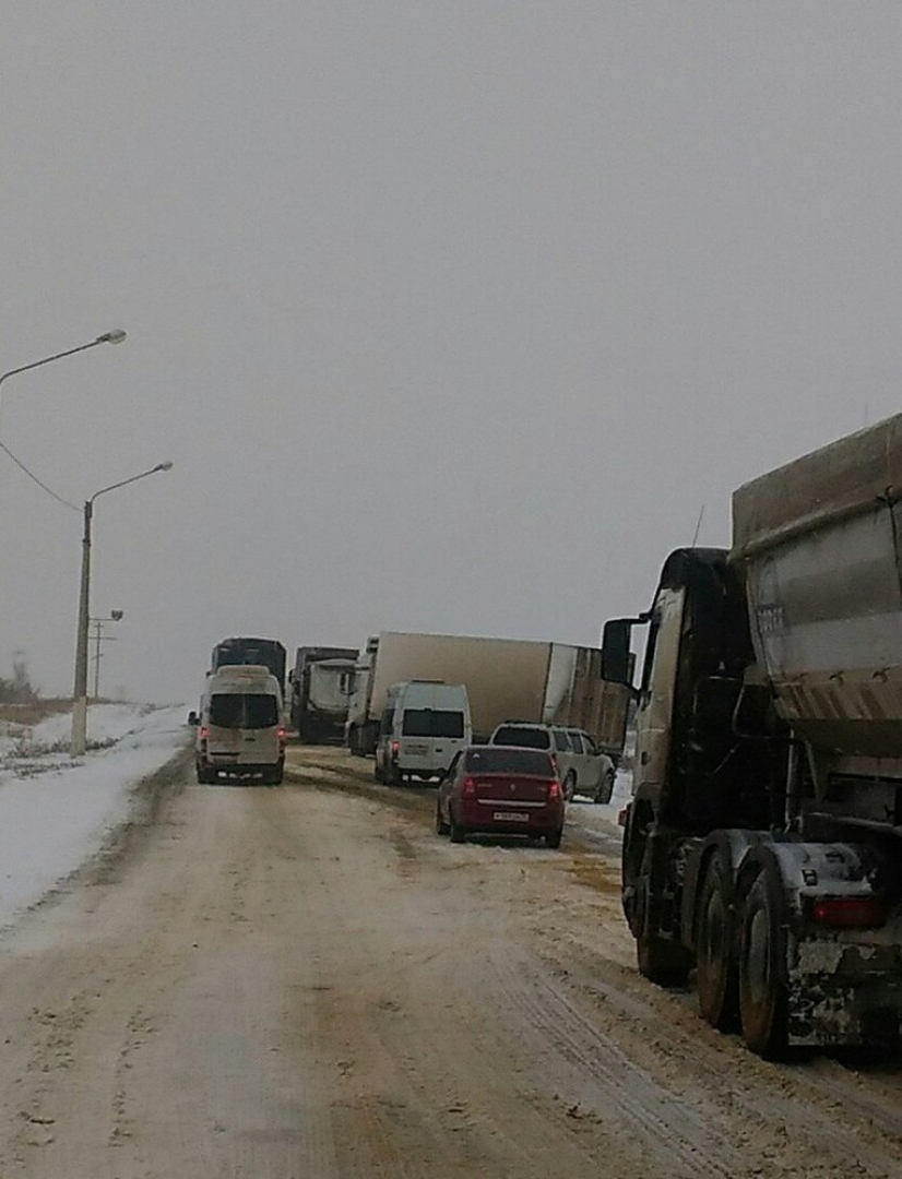 Камышане выложили в сети фото пробок по дороге из Камышина в Волгоград с припиской «не суйтесь»