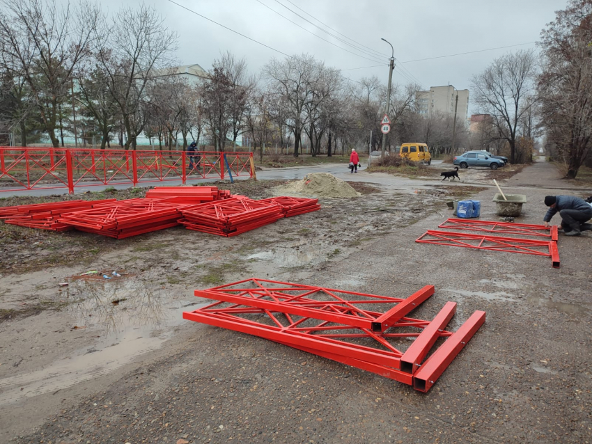 В Камышине в 5-м микрорайоне устанавливают турникетное ограждение