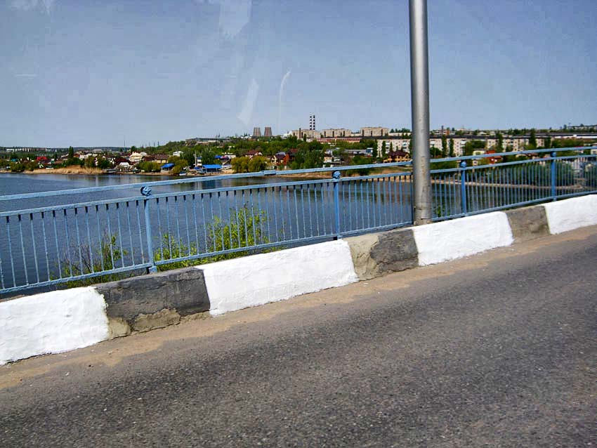 А что ограждение проезжей части моста в Камышине такое грязно-"полосатое"? - камышанка