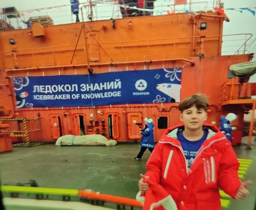 Сегодня, 4 августа, из Мурманска на Северный полюс взял курс ледокол «Росатома", на его борту и камышинский старшеклассник Захар Наумов