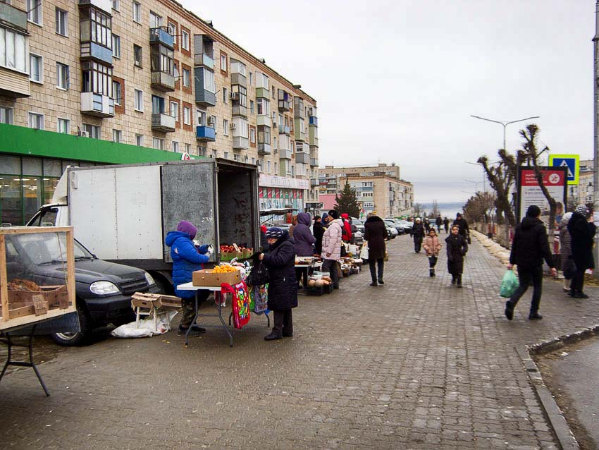 Теперь в стихийный «толчок» на улице Ленина в Камышине уже встраиваются и грузовики? - камышанка