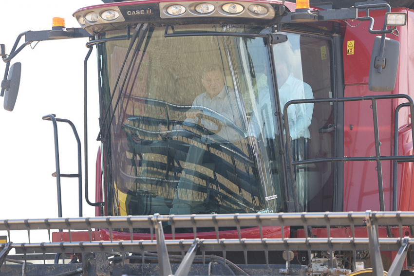 Губернатор Андрей Бочаров в поле обсудил первые итоги уборочной кампании и сел за руль комбайна