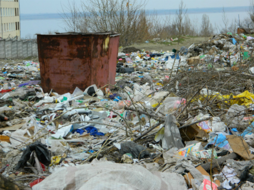 За памятник Маресьеву в Камышине вывозят строительный мусор