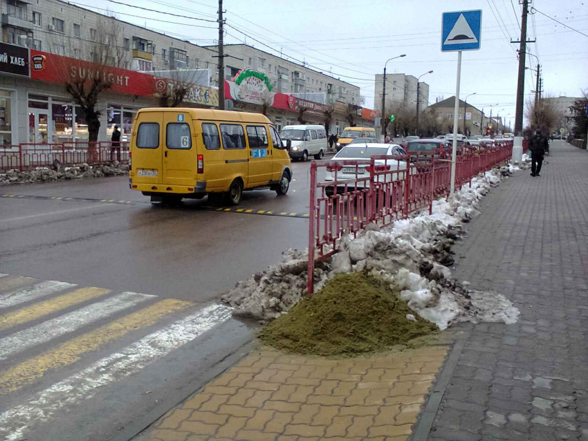 Чиновники, прикажите «Благоустройству» посыпать тротуары с плиткой, ведь убиваются люди! - камышанка