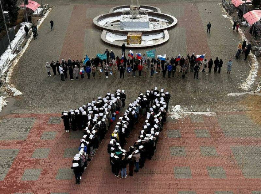 В Камышине участники флешмоба у ДК «Текстильщик» встали в «десятку» в годовщину воссоединения Крыма с Россией