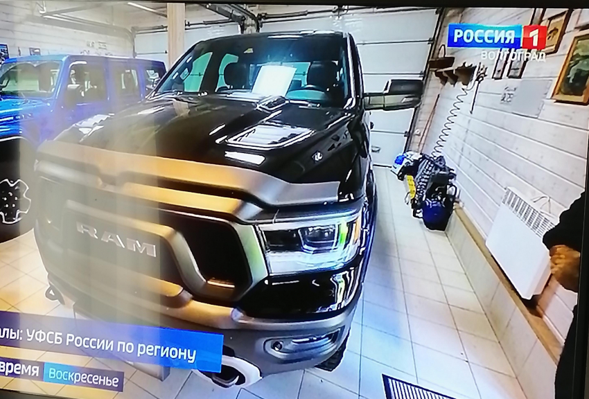 ЦТ показало гаражи с брендовыми автомобилями задержанных по уголовному делу КПК «Честь» в Камышине