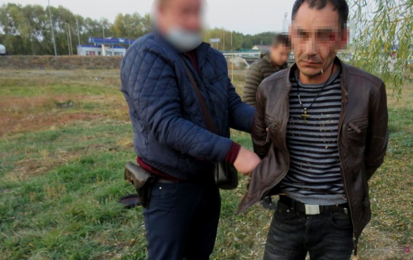 Полицейским пришлось нейтрализовать пассажира, душившего таксиста и угрожавшего пистолетом