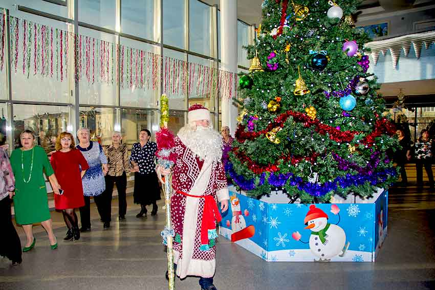 Половина опрошенных жителей Волгоградской области считают, что новогодние корпоративы в этом декабре надо отменить