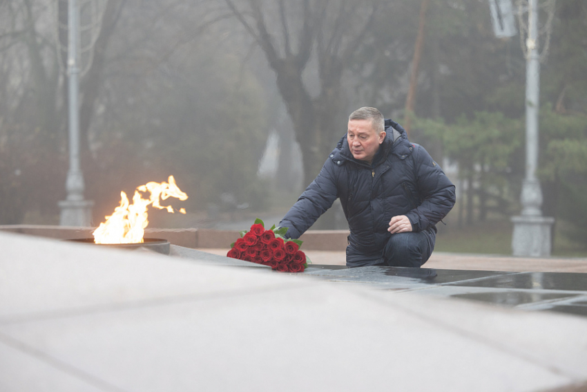 Андрей Бочаров почтил память Неизвестного солдата, Станислав Зинченко на Братских захоронениях в Камышине не появился