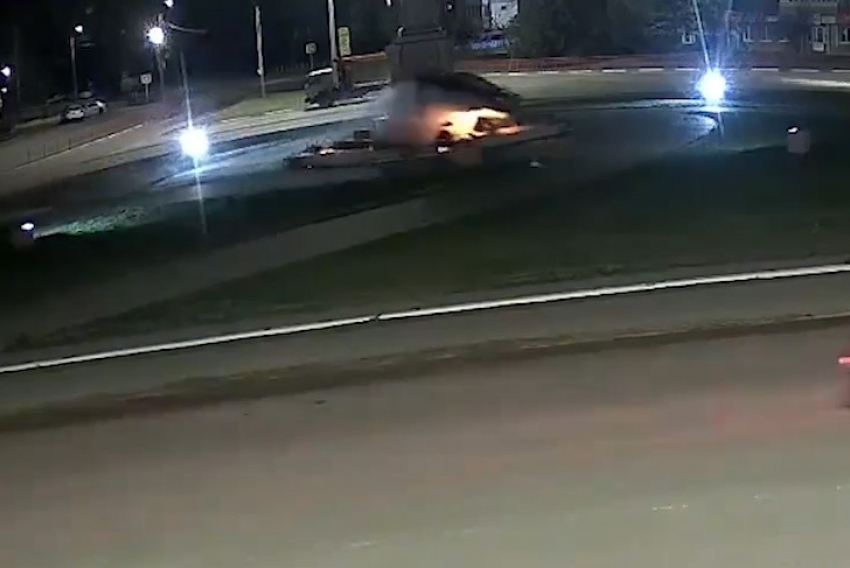 В Камышине на водителя «Киа Спортаж», врезавшегося в памятник на площади, составили протокол за отказ от медосвидетельствования (ВИДЕО)