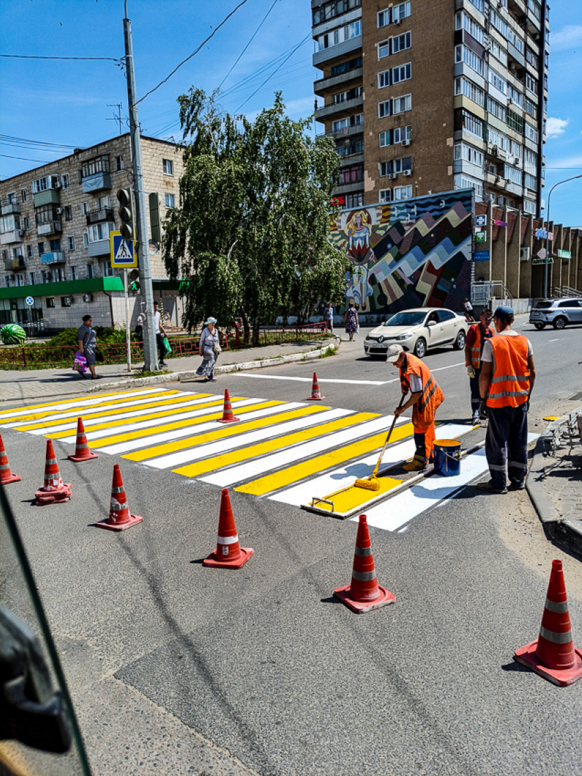 В Камышине начали повторную покраску «зебр» после ливней