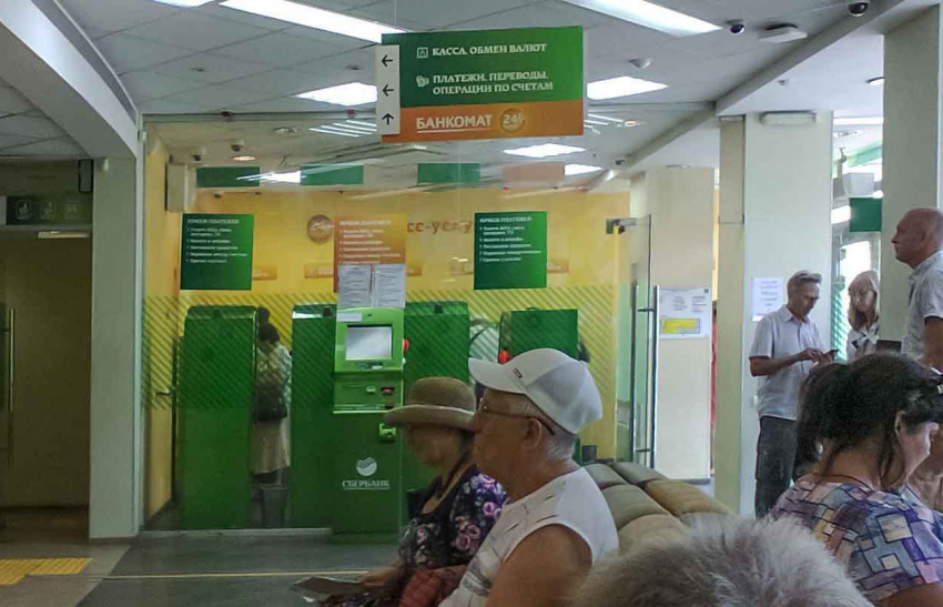 Пенсионерка из Камышинского района так спешила перевести деньги мошенникам, что даже взяла их в долг у знакомых