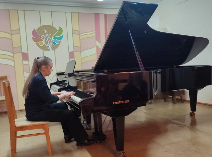 В Камышине на концерте классической музыки растроганный слушатель вручил цветы и поцеловал руки пианистке