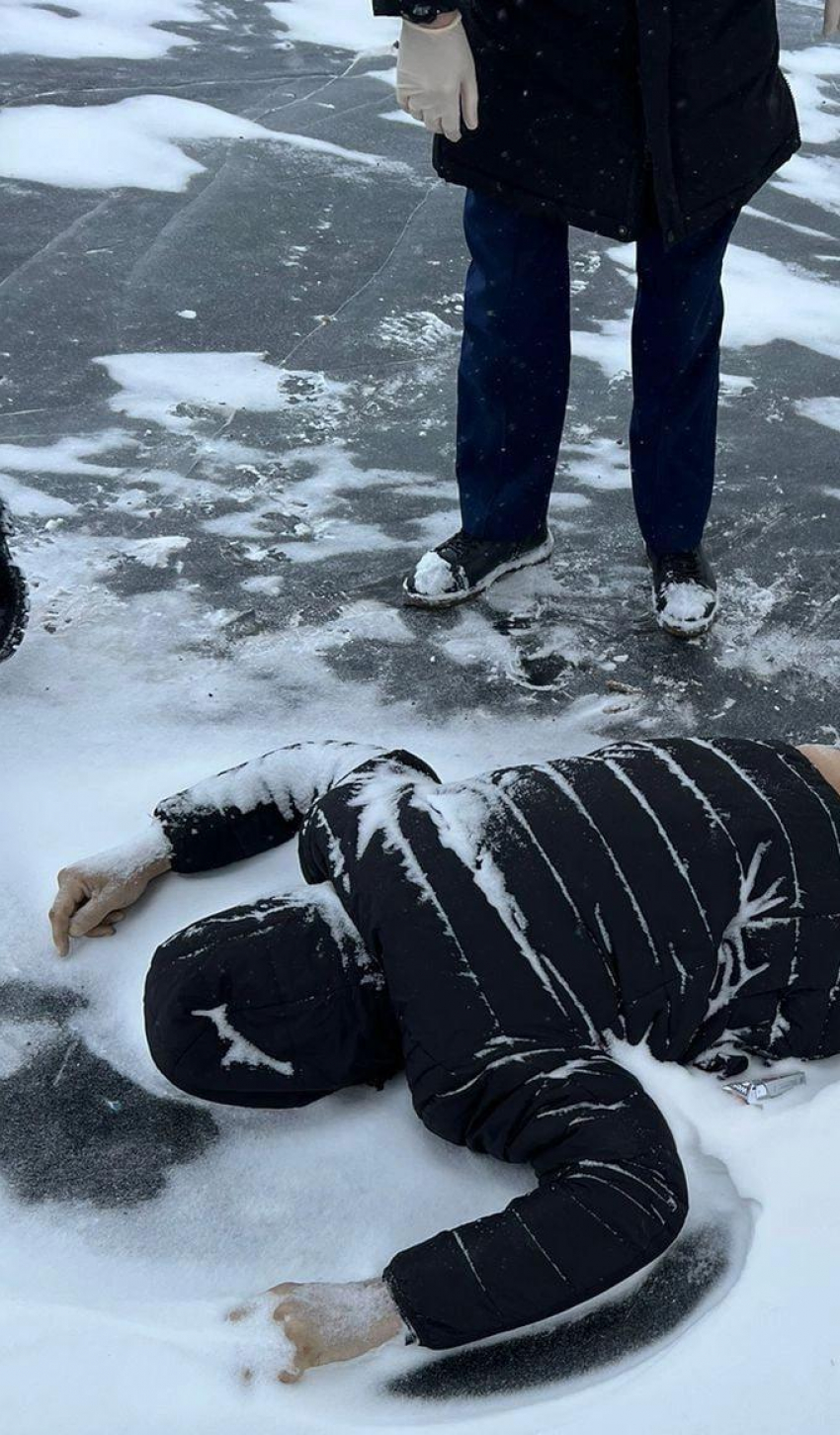 В Камышине под Бородинским мостом на льду обнаружили труп мужчины
