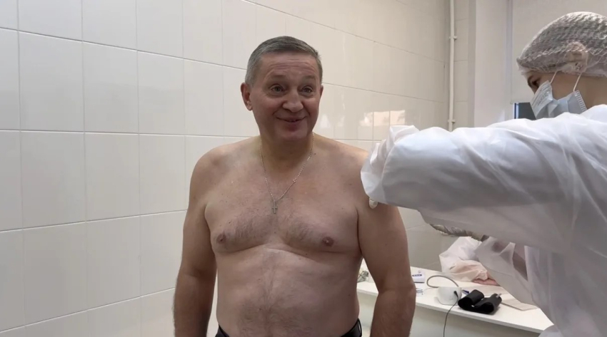 Губернатор Андрей Бочаров показал, что сделал прививку от гриппа