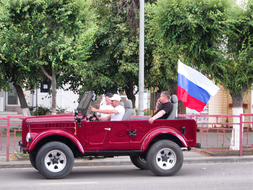 В Камышине по центральным улицам промчались машины с российскими флагами (ВИДЕО)