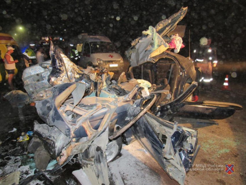 Водитель, молодая женщина и две девочки 5 и 7 лет погибли на месте кошмарного ДТП, превратившего автомобиль несчастных в груду металла