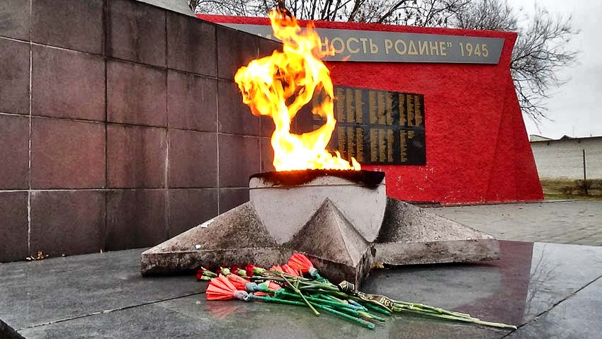 Администрация Камышина зовет горожан принять участие в возложениях цветов завтра, 23 февраля