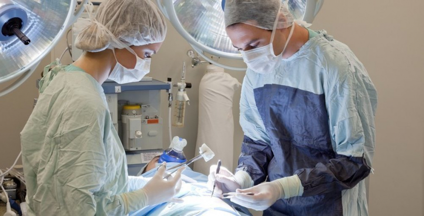 Уходя от столкновения, водитель на трассе Волгоград - Камышин  наехал на другой автомобиль и попал на операционный стол