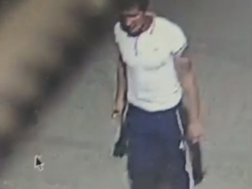 Полиция Камышина разыскивает мужчину, подозреваемого в совершении серии краж в Камышине и Петровом Вале