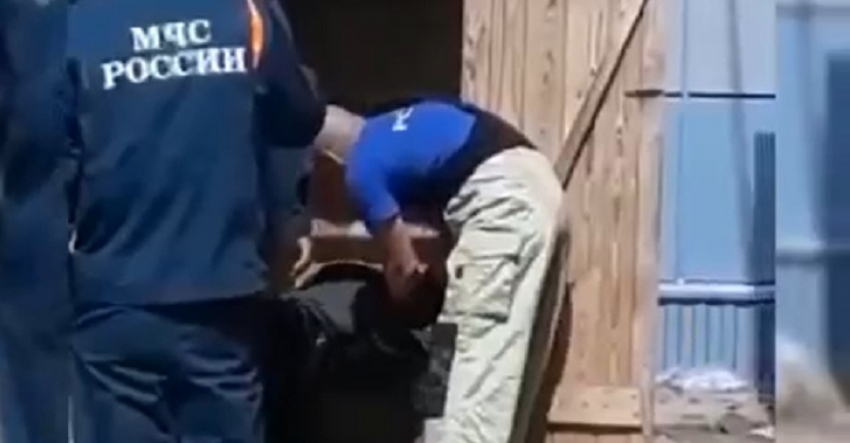 В соседнем с Камышинским - Дубовском районе мужчина пытался вытащить телефон из уличного туалета и провалился в нечистоты сам