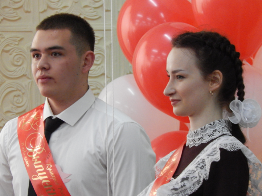 В школе №19 Камышина российский флаг на церемонии «последнего звонка» поднимали лучшие выпускники Марина Ликучева и Роман Кумаров