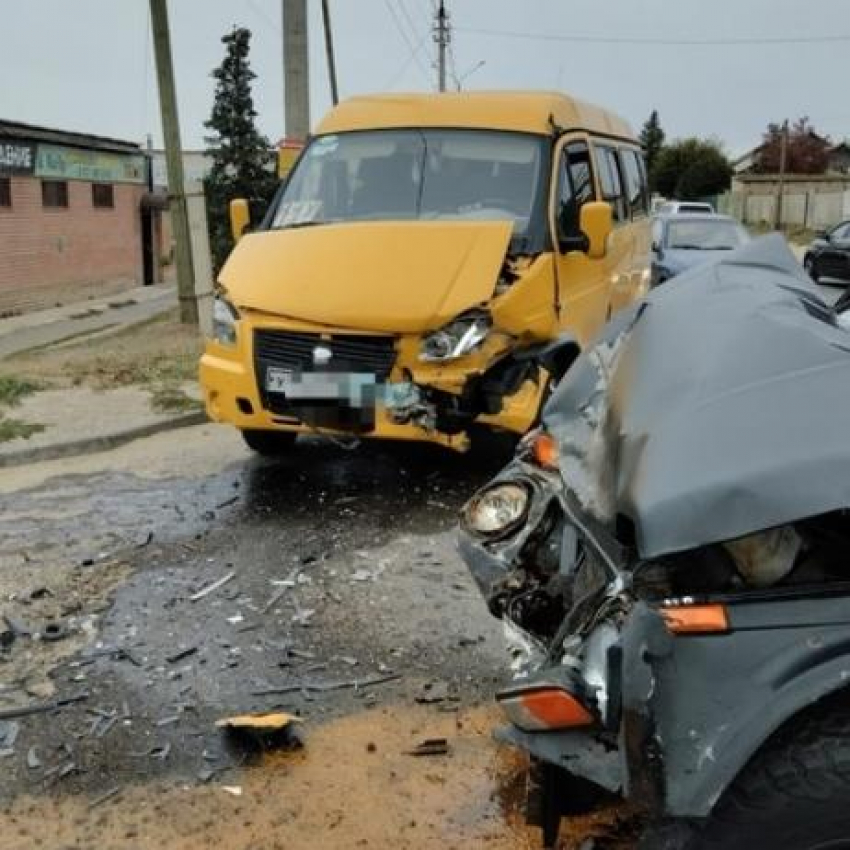 В Камышине женщина и двое мужчин пострадали в ДТП с маршруткой и внедорожником (ВИДЕО)