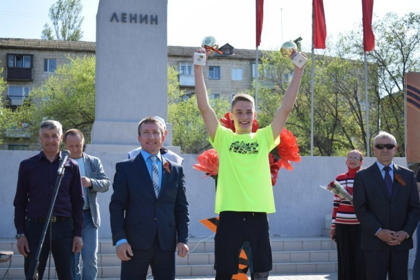 В Камышине в эстафете накануне Праздника Победы первым стал старшеклассник школы №7 Семен Владимиров