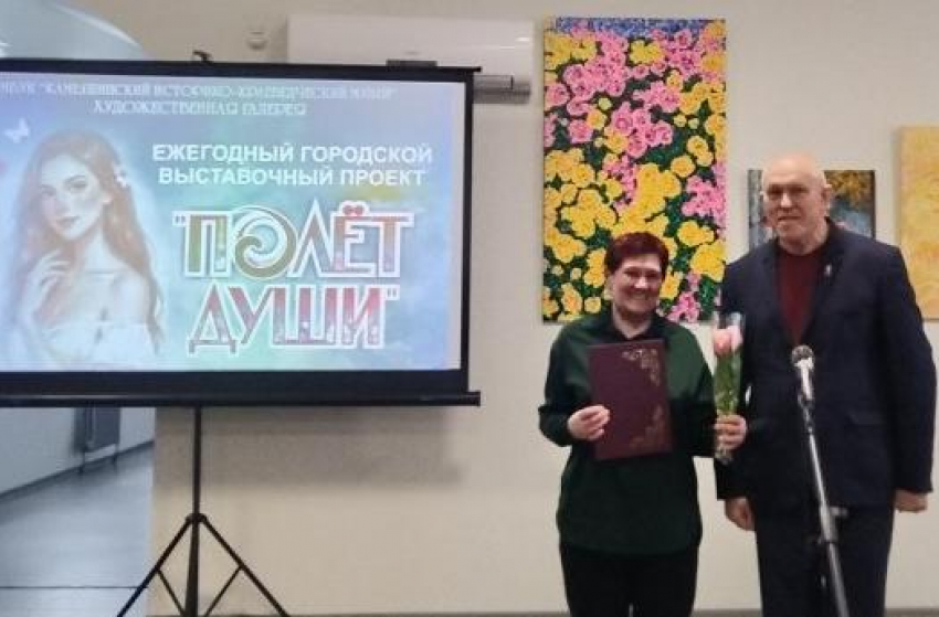 Спикер Камышинской городской думы Владимир Пономарев пришел поздравить художниц с «Полетом души"