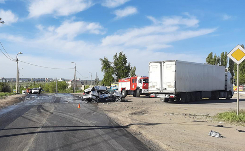 Под Камышином на саратовской трассе у завода «Ротор» столкнулись фура и легковушка, тяжело ранен один из водителей