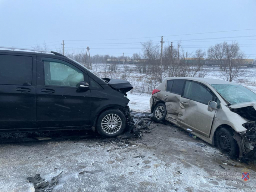 В Волгоградской области женщина погибла после столкновения автомобилей на заснеженной дороге