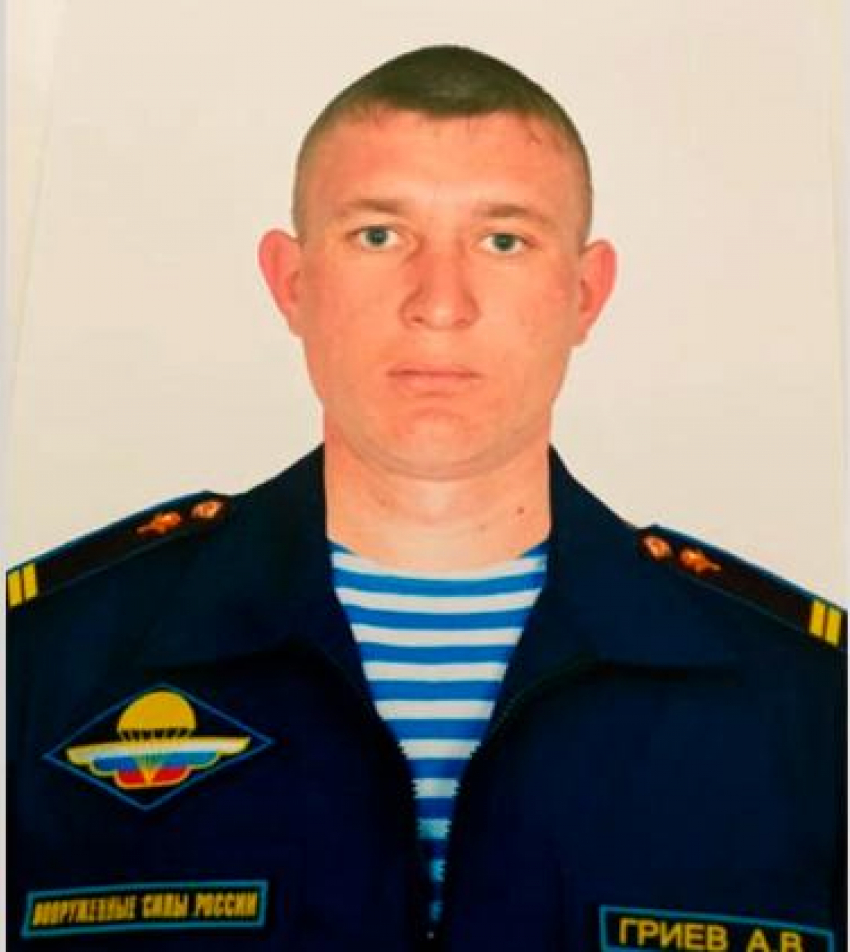 В Камышине проводят в последний путь погибшего на Донбассе водителя-механика Андрея Гриева