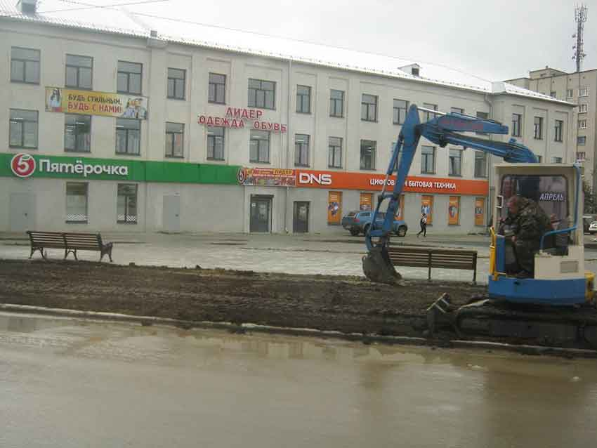 В Камышине подрядчик на объекте «комфортной зоны» по улице Ленина не уложился в срок «начало октября", но... 