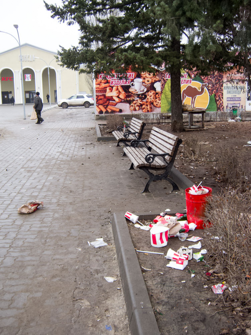 Посетители KFC в Камышине завалили использованной одноразовой посудой все урны и все окрестности вокруг «Победы» в Камышине