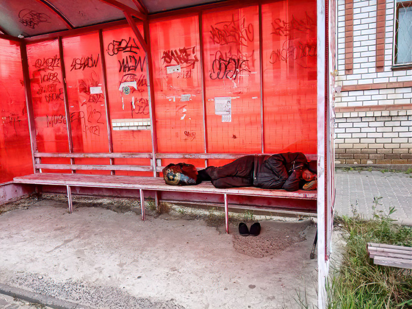Камышане не устают возмущаться практикой «тихого часа» обшарпанных личностей на автобусных остановках города