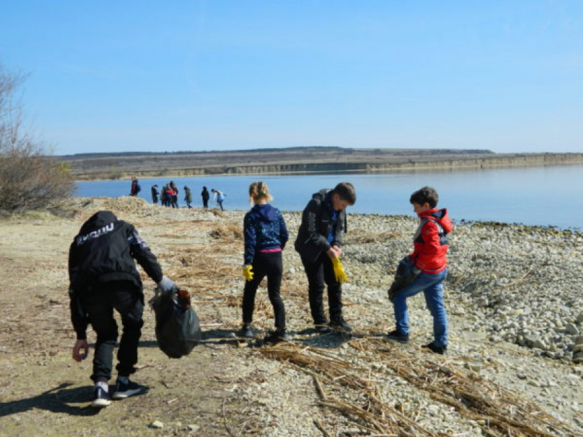Ребята из сельской школы убрали берег Волги и просят рыбаков больше не мусорить