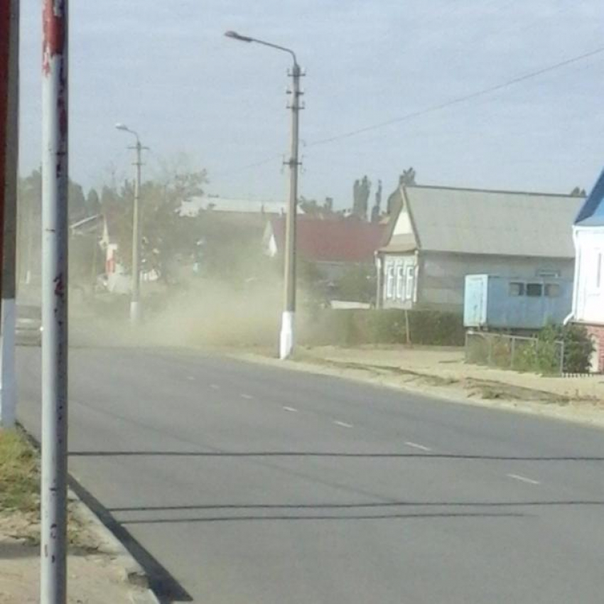 В Камышине машины благоустройства устроили на улицах пыльную бурю
