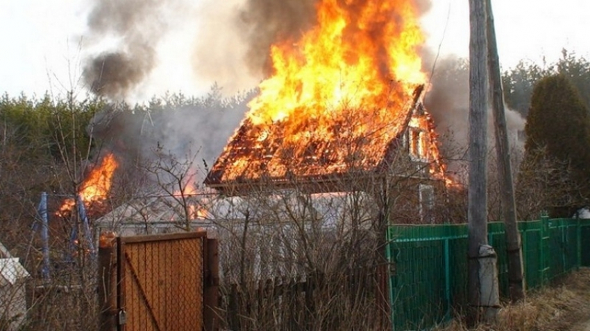В Камышине из-за неисправности дымоходов сгорел дачный дом