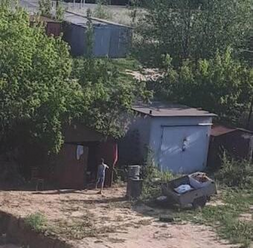 Камышане утверждают в соцсетях, что обнаружили в 5-м микрорайоне гараж, в котором живут люди, и пытаются решить их судьбу