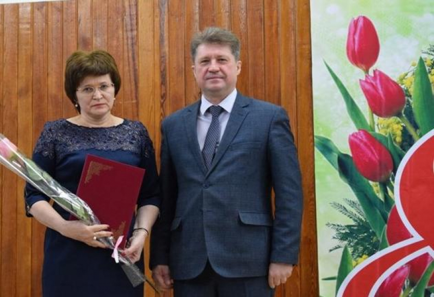 Кому из женщин подарил на сцене цветы глава Камышина Станислав Зинченко