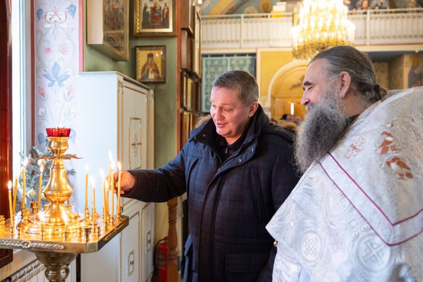 Губернатор Андрей Бочаров пришел поставить свечи на праздничной церковной службе