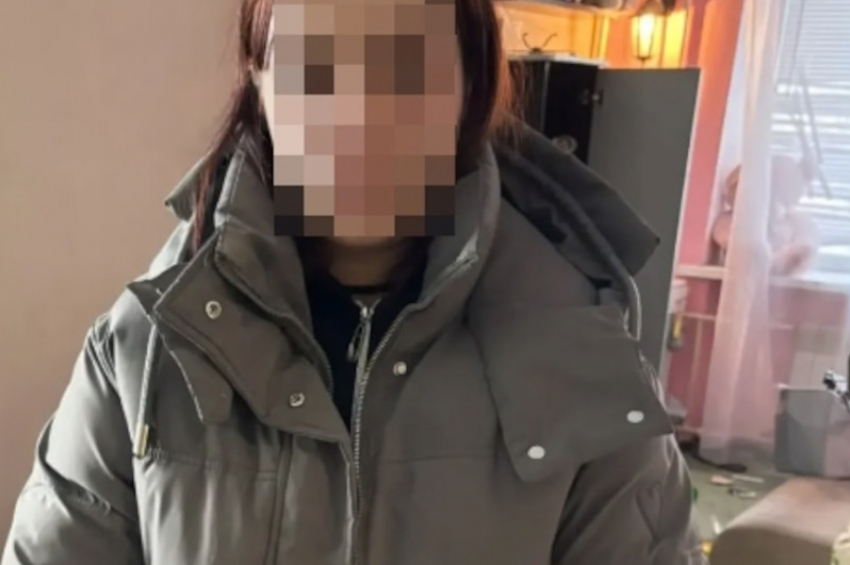 В Камышине малыши сами себя «развлекали» при открытой двери в квартиру, пока их 23-летняя мама «загуляла"